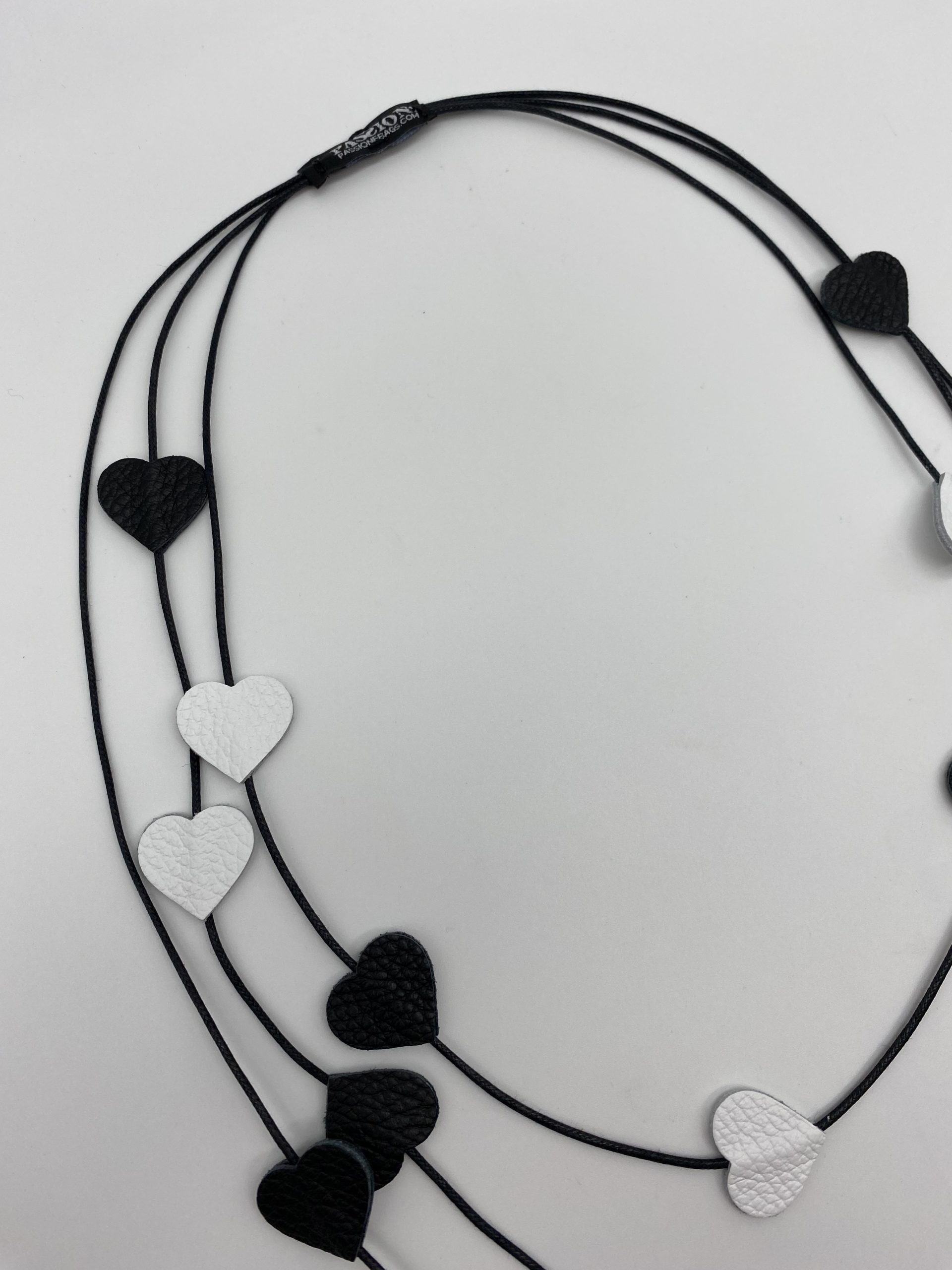 QHP Collana Con Cordino In Pelle Per Cavallo - Colore Oliva, Materiale Polipropilene E Pelle, Per Uso In Equitazione