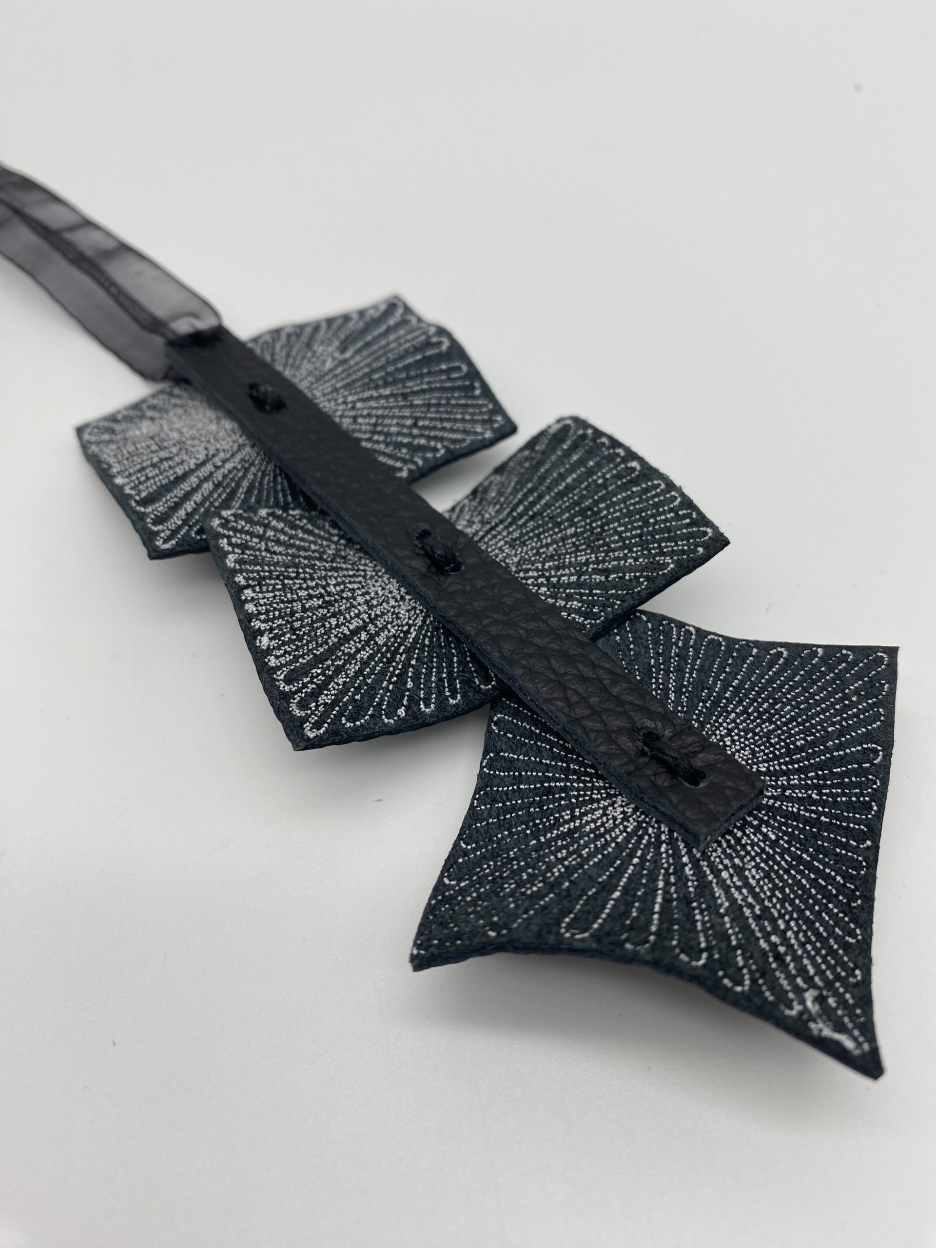 SERASAR - Collana da Uomo in Pelle Premium, Arrow, 50cm, Oro